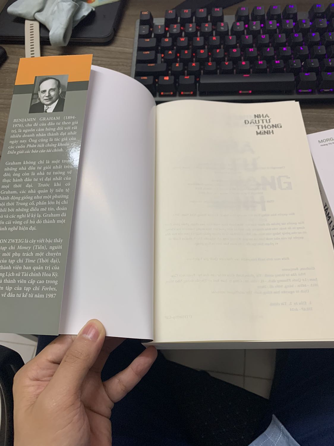 Nghe tiêu đề thấy hấp dẫn, cũng được khuyên nếu quan tâm đến tiền tệ và tài chính đầu tư thì đây là cuốn sách nên đọc.
Tiki giao hàng nhanh , đóng gói đẹp ! ❤️ còn ủng hộ dài 😛