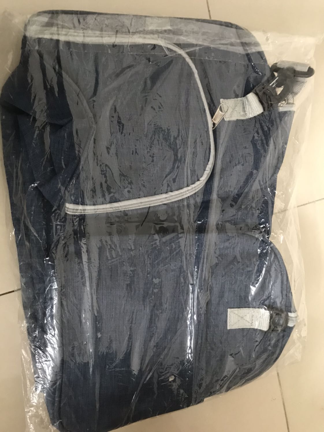 Cảm nhận đầu tiên với giá tiền này thì tạm ổn. Tuy nhiên còn thiếu miếng dán tay cầm và phần móc nối dây đeo bằng nhựa trong thô. Shop lần sau nên chụp hình thực và trung thực hơn với khách hàng.