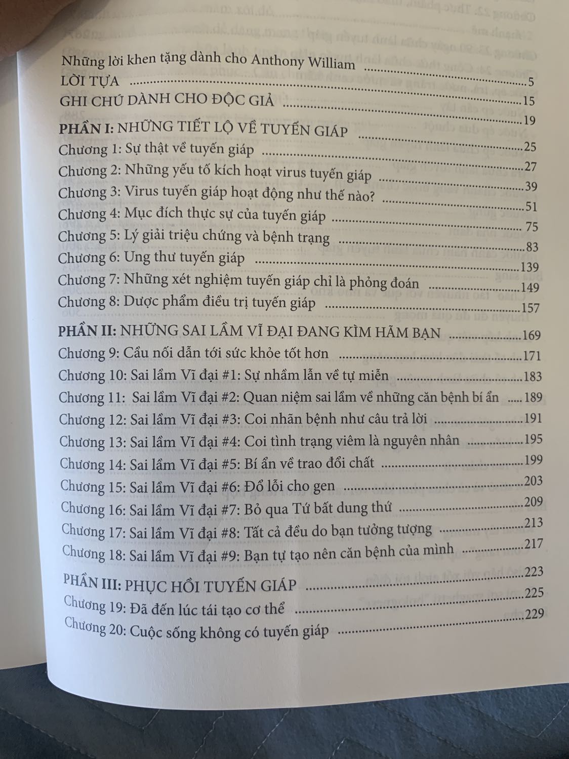 Mình gần đủ bộ sách của bác Anthony William rồi. Thực sự bộ sách về sức khoẻ của bác rất đáng để tham khảo. Nhưngx câu chuyện chữa lành cơ thể bằng chế độ ăn, những trải nghiệm và kiến thức về bệnh mà Anthony và “hồn” muốn truyền tải đến cho nhân loại thật sự hợp lí với điều kiện phát triển tự nhiên và tiến bộ khoa học.