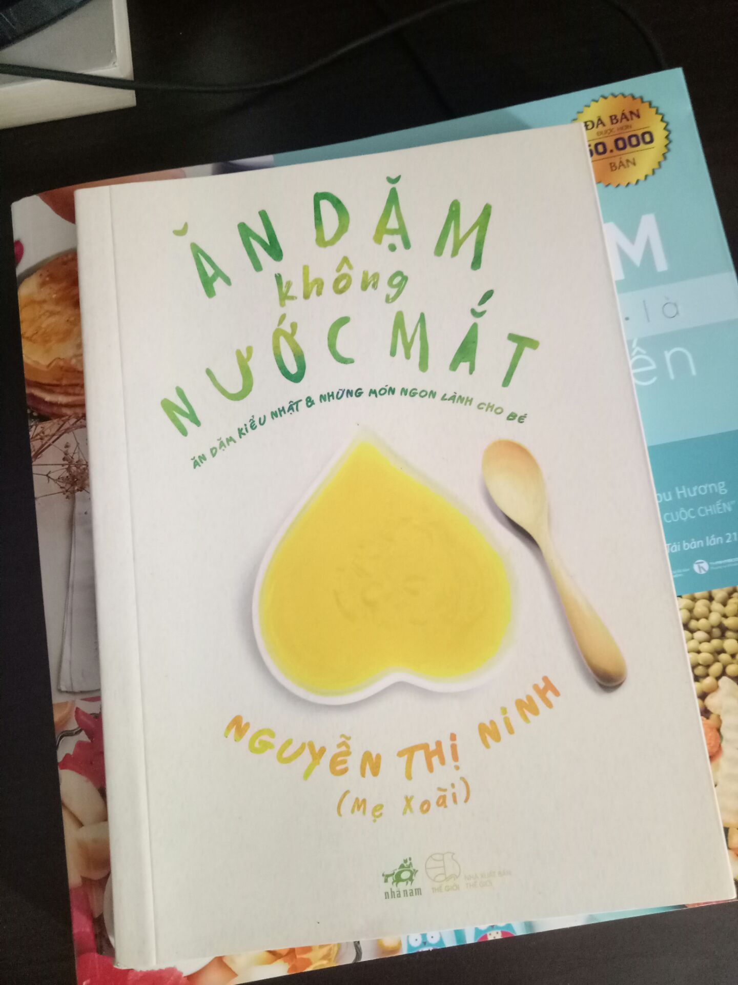 Cung cấp nhiều kiến thức phù hợp cho mình khi lần đầu làm mẹ, giúp mình đỡ bỡ ngỡ. Tuy nhiên có vài trang giấy bị dính mực. Nhưng chấp nhận đc vì phù hợp với giá tiền. Còn lại thì sách rất đẹp, màu sắc, hình ảnh rõ ràng, đẹp. Lúc đầu hơi lăn tăn vì đọc nhiều cmt về lỗi sách bị bong chỉ, từng trang sách bị rớt, may sao mình mua 2 cuốn nhưng k bị gì!
