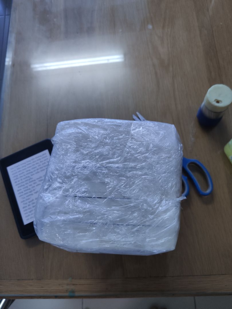 tiki giao hàng rất nhanh. mình mua sale khoảng 50%, sách mới và không bị bẩn như một số bạn không may mắn. Chỉ có điều tiki đóng hàng rất ẩu. combo này bỏ vào thùng carton rộng gấp đôi sách, không chèn gì trong thùng nên lăn lóc trong thùng. may mà sách nhận về không sao. trước đó mua 1 đơn fahasa bán trên tiki, fahasa giao hàng thẳng thì họ đóng hàng rất kỹ, chèn xốp và chọn hộp vừa khổ sách nên ưng ý hơn tiki đóng hàng nhiều