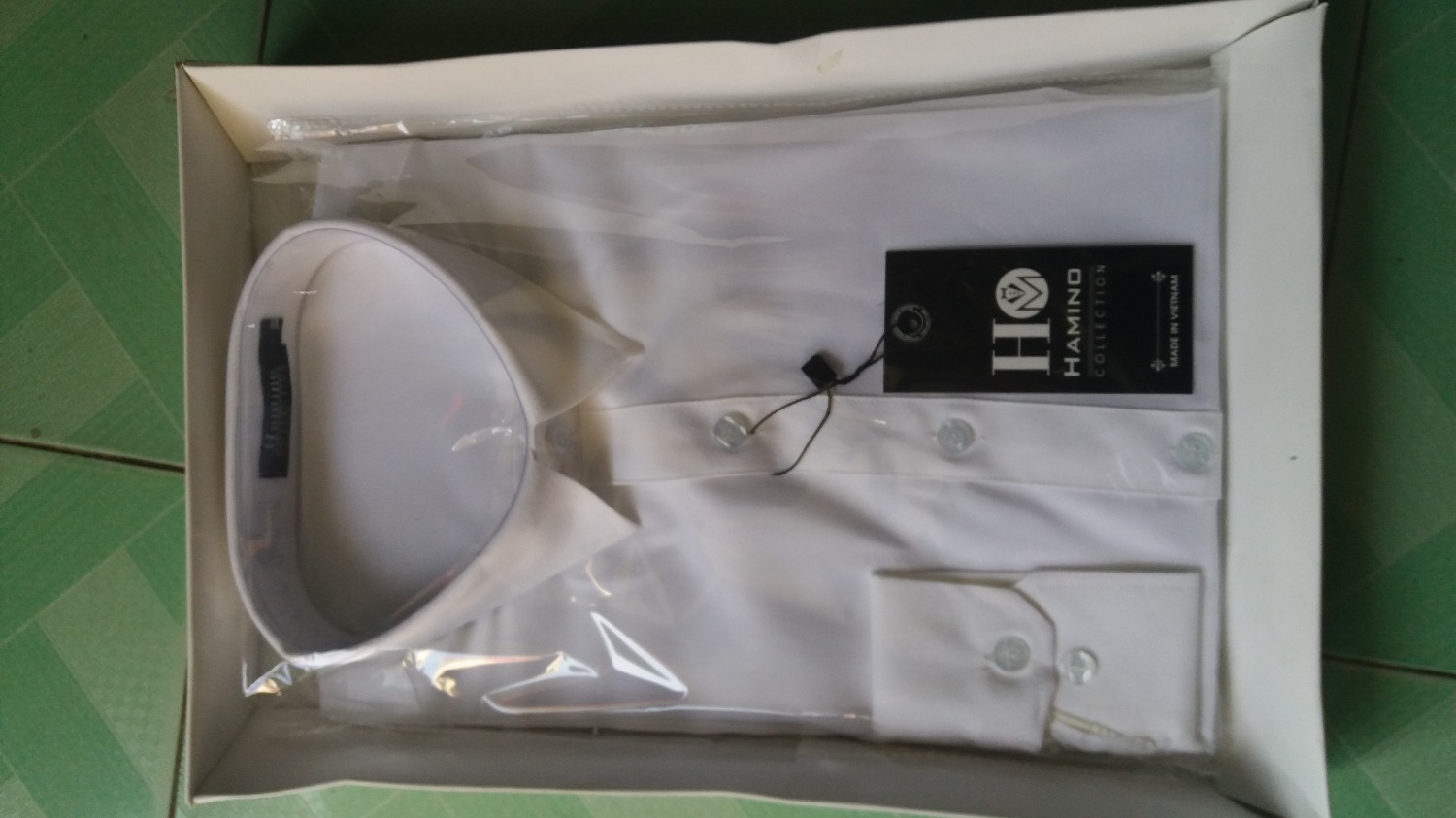 Mình mua rất nhiều hàng của Tiki toàn là điện thoại bao giờ giao hàng cũng chuẩn và chất lượng không cần phải kiểm tra. Nên chủ quan lần này có cái áo có vài trăm không đáng mất thời gian cho shipe phải chờ đợi thì lại bị ***. Mua áo Viêt tiến thì gửi áo Hamino vừa bé lại mỏng như cái giẻ lau xe ko biết dùng vào việc gì hay bỏ vào sọt rác. Đề nghị Tiki xem lại tư cách của shop này, làm ảnh hưởng đến uy tín cửa hàng. Mình mua rất nhiều hàng của Tiki toàn là điện thoại bao giờ giao hàng cũng chuẩn và chất lượng không cần phải kiểm tra. Nên chủ quan lần này có cái áo có vài trăm không đáng mất thời gian cho shipe phải chờ đợi thì lại bị ***. Mua áo Viêt tiến thì gửi áo Hamino vừa bé lại mỏng như cái giẻ lau xe ko biết dùng vào việc gì hay bỏ vào sọt rác. Đề nghị Tiki xem lại tư cách của shop này, làm ảnh hưởng đến uy tín cửa hàng.