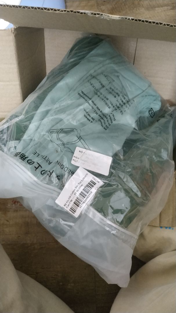 mình mua hai bộ, xanh lá và xám. thấy cũng ok nhưng tặng áo gối ôm nên cùng màu luôn chứ nhỉ. hơi khác tone