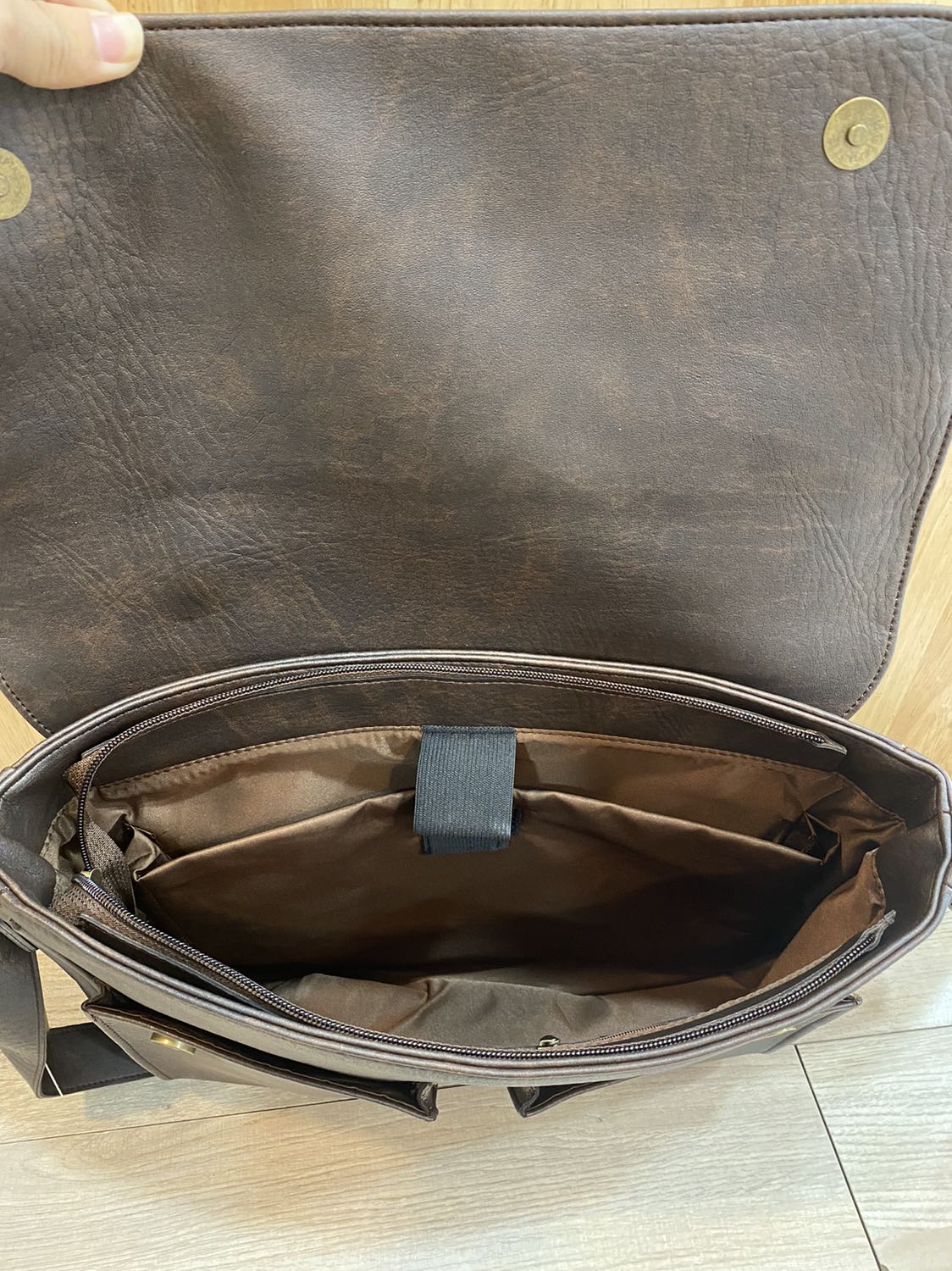 Đã nhận được hàng, shop giao nhanh, hàng đẹp như quảng cáo, rất uy tín, chất da mềm rất thích, sẽ giới thiệu bạn bè ủng hộ shop nè.