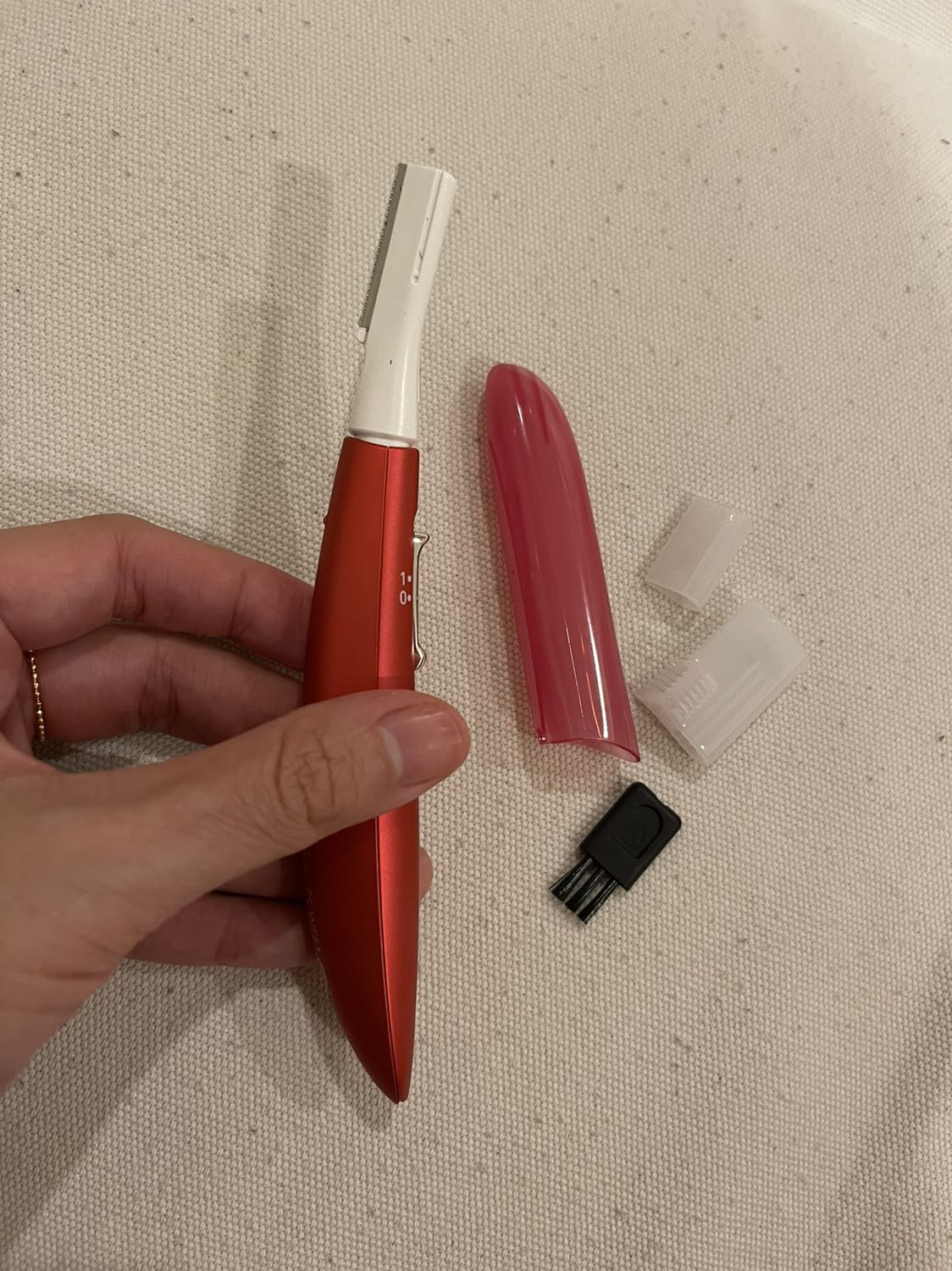 Tạm được do không bén bằng dao cạo bình thường và đối với lông ngắn và cứng thì cạo cũng khó và không sạch lông