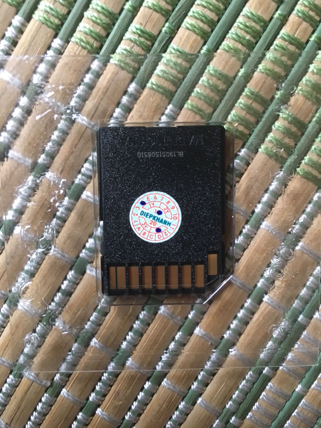 - Sp như minh hoạ, giao hàng nhanh. Chất lượng chưa dùng nên chưa đánh giá.
- Có tem bảo hành (nhưng như trên thì ko biết mấy năm?), theo trên web thì bảo 5 năm
- Có 1 góp ý nhỏ là Tiki nên có loại hộp bé để đựng sp kích thước nhỏ. Thẻ nhớ bé tý mà dùng hộp to như đựng sách thì hơi lãng phí ??? Hôm trước mua cái loa chống nắng máy ảnh cũng gặp tình huống tương tự