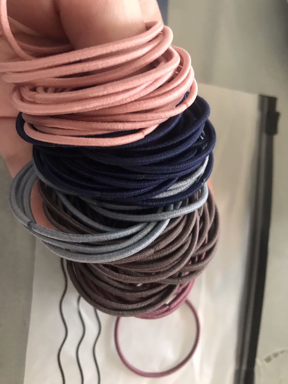 Giao hàng siêu nhanh. Cột tóc nhẹ nhàng, dễ thương. Thích hợp với tóc trẻ em, tóc mỏng nè, nhẹ đầu lắm