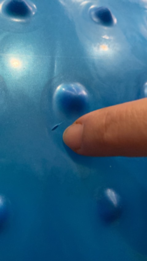 Mình nhận bóng và bơm lên thì phát hiện lỗ thủng như hình. Quá là rầu luôn ạ.