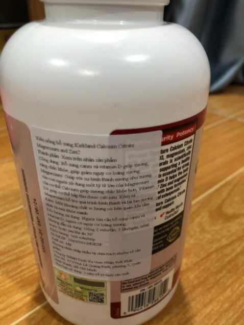 Thấy trên website để hộ kinh doanh cá nhân nhưng mua 2 sản phẩm để tên 2 cty chịu trách nhiệm NK & phân phối khác nhau? Lọ calcium này cty phân phối nhập là Cty DV Giao nhận Việt Phát? Còn lọ Omega3 Healthy Care là Cty XNK QT AMC. 
Chưa kể cùng 1 sp thì có tới 2, 3 mức giá khác nhau. Inbox hỏi ts lại có lum la giá như vậy thì trả lời mập mờ k rõ.
Mua thì mua chứ sợ *** sợ hàng trộn quá chừng.