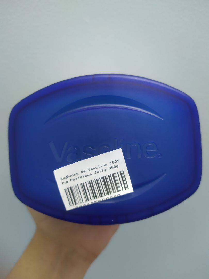 sản phẩm không được đặt trong hộp chỉ có băng keo để nắp hộp không bung, không check được mã vạch, do mình chưa xài hũ to như thế này bao giờ nên chẳng biết