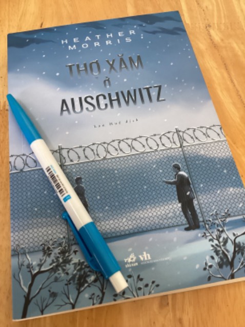 Có hàng trăm câu chuyện kể về Auschwitz hay Holocaust. Có thể là hư cấu như Erich Maria Remarque, hay thật đến ngỡ ngàng như Danh sách của Schindler. Tuy nhiên, câu chuyện này vẫn đáng là một câu chuyện lãng mạn có hậu ở cái nơi chết chóc tang thương ấy. Một câu chuyện được kể lại gần như chính xác với những sự kiện có thật đã từng diễn ra. 
     Dưới lời bạt của ông Gary (là con trai của hai nhân vật chính trong truyện), ổng kể lại : năm 16 tuổi gia đình ông bị tịch thu toàn bộ tài sản được gầy dựng suốt gần 20 năm sau khi cha mẹ ông thoát chết từ trại tập trung, lúc nhìn mẹ thu dọn đồ đạc còn lại vừa hát, ông rất ngạc nhiên và hỏi “làm thế nào mà vừa mất sạch gia sản, thu dọn tàn dư, mà mẹ vẫn có thể lạc quan vừa làm vừa hát thế kia” và mẹ ông trả lời rằng “nếu đã từng sống qua giai đoạn mà 5phút tiếp theo mình còn không biết có thể sống được hay không, thì việc này chẳng có gì đáng lo ngại cả”
     Một câu chuyện đáng để đọc.