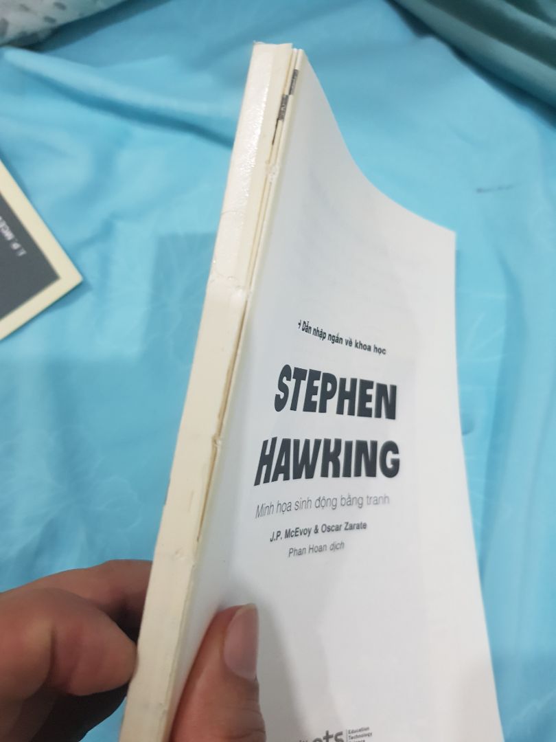 nhận sách về mới đọc vài trang đầu đã rơi bìa, chữ thì nhòe, giống sách giả vậy