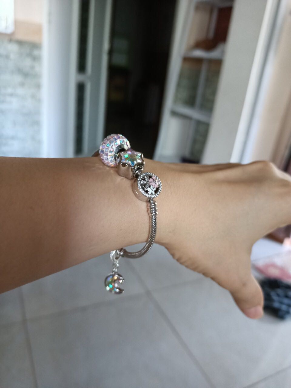 Vòng lấp lánh rất đẹp, mình rất hài lòng. Rất đáng tiền mua. Shop nhiệt tình , thanks shop nhìu nhìu