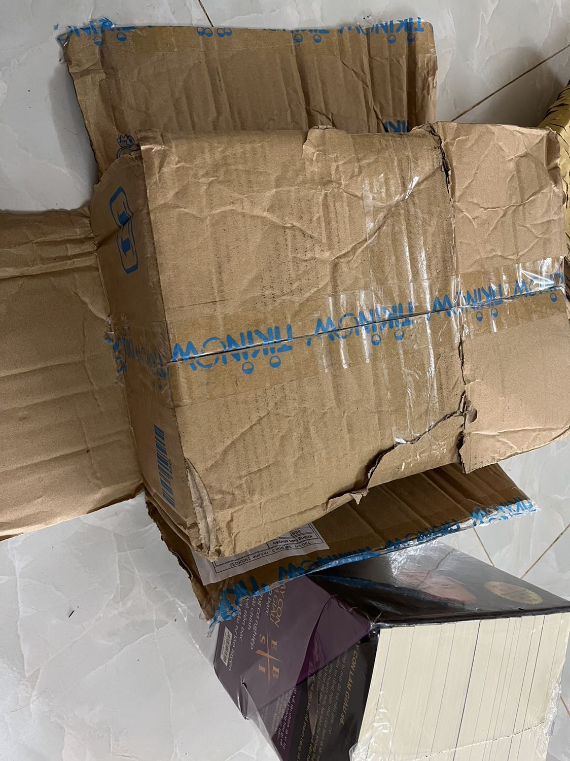 Đề nghị tiki nâng cấp thùng giấy đựng hàng

sách rất nặng và giá trị cao nhưng đựng thùng giấy ko tương xứng, thùng 1,2 lớp cực mỏng. thùng tới tay mình là nát lắm rồi, rách te tua, trời có mưa bên ngoài thùng ướt, mặc dù thùng đã rách nát nhưng bên trong sách chưa ướt, (có niêm phong nhưng seal cũng rách xíu lỡ nước mưa mà vô thì phiền phức lắm luôn) 

còn về phần sách thì chiều ngang khá ngắn gây bất tiện cho việc đọc, như cỡ sách và chữ của cuốn nhân tố enzyme của thái hà books ok hơn nhiều, sách này bị ngắn bề ngang và chữ in ko rõ nét, ko mịn, hơi khó đọc nha. 

được cái mua sale 600k + giảm astra j đó còn 500