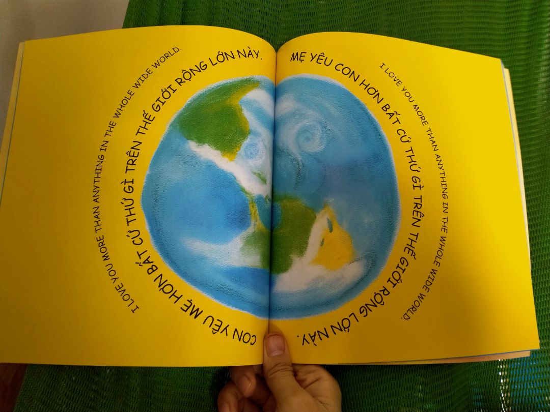 đóng gói cẩn thận, sách to hơn mình tưởng, giấy dày dặn. Sách 2 chiều k giống mình tưởng tượng lắm