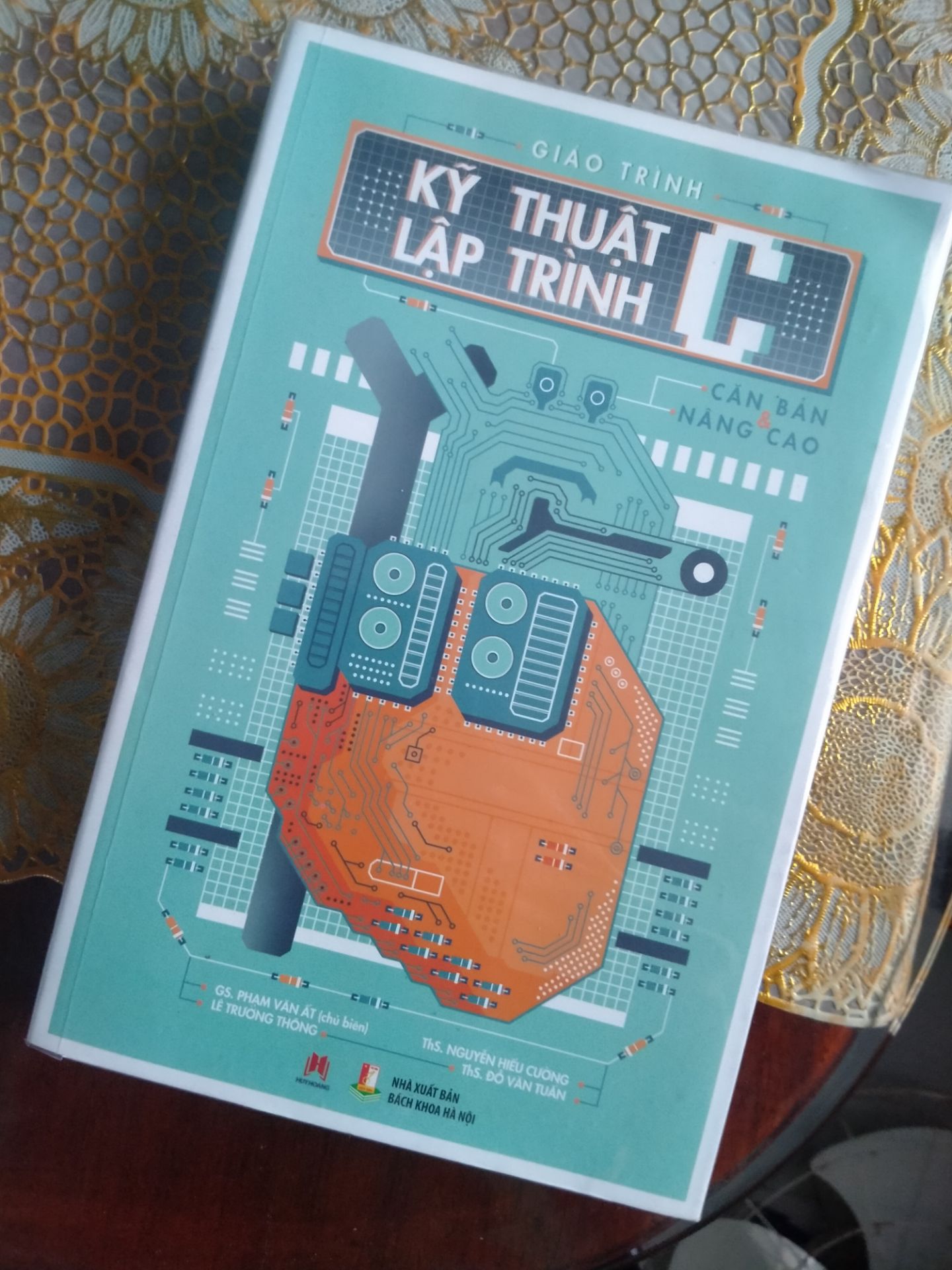 giao hàng nhanh, đóng gói chắc chắn. 

sách bìa đẹp, nội dung đầy đủ, có gặp các lỗi đánh máy và trang. nói là "cơ bản và nâng cao", nhưng thực chất là "tóm gọn và nâng cao", dành cho người bắt đầu thì không hẳn, nói đúng hơn là dùng cho bồi dưỡng và đọc thêm.