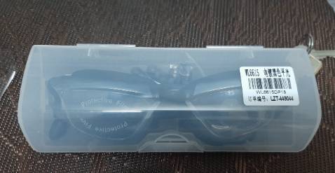 Khá hài lòng, chỉ là không có nhiều màu sắc để lựa chọn. Kính phù hợp cả người lớn và trẻ em lớn hơn 10.