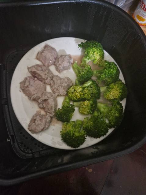 Về sử dụng: nồi lớn, có thể hấp rất nhiều thức ăn. Dễ dùng, mình mới *** hấp thức ăn nên thấy hấp nhanh, tiện lợi
Về hình thức: nồi chiên đẹp, mình thích màu trắng nhưng nồi đen trông khá ổn. Chắc chắn, to hơn mìn tưởng tượng chút.
Điểm yếu: nồi có 1 khe nhỏ thoát khí phía sau.  Nồi chiên không dầu thường ko có. Mình ko rõ có ảnh hưởng gì lúc đun nấu không nhưng khe thoát khí sẽ hơi nguy hiểm cho trẻ em + làm ẩm tường. Về sử dụng: nồi lớn, có thể hấp rất nhiều thức ăn. Dễ dùng, mình mới *** hấp thức ăn nên thấy hấp nhanh, tiện lợi
Về hình thức: nồi chiên đẹp, mình thích màu trắng nhưng nồi đen trông khá ổn. Chắc chắn, to hơn mìn tưởng tượng chút.
Điểm yếu: nồi có 1 khe nhỏ thoát khí phía sau.  Nồi chiên không dầu thường ko có. Mình ko rõ có ảnh hưởng gì lúc đun nấu không nhưng khe thoát khí sẽ hơi nguy hiểm cho trẻ em + làm ẩm tường.