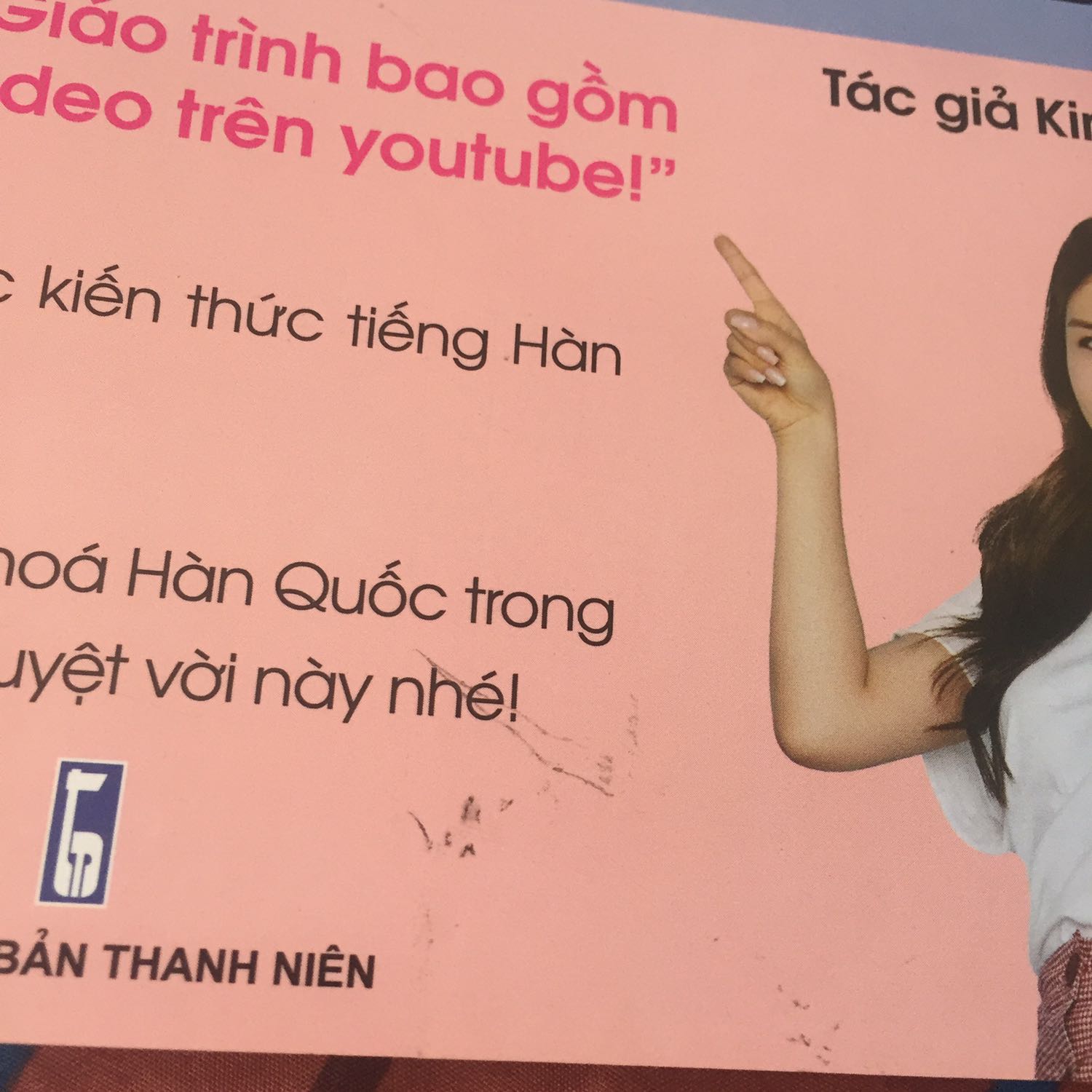 Về sách thì quyển này mình đánh giá tốt. Trình bày dễ hiểu, video dạy đi kèm cũng rất rõ ràng. Học thử 2 bài đầu thì thấy học nhanh, nhớ mặt chữ nhanh, tập tành ứng dụng vào thực tế cũng rất dễ. 
Sách trình bày tốt vì có cả Hàn Việt.
Mỗi tội quyển giao tới cho mình hơi dơ nhẹ chỗ phần bìa :( lau giấy ướt mãi không ra :( Về sách thì quyển này mình đánh giá tốt. Trình bày dễ hiểu, video dạy đi kèm cũng rất rõ ràng. Học thử 2 bài đầu thì thấy học nhanh, nhớ mặt chữ nhanh, tập tành ứng dụng vào thực tế cũng rất dễ. 
Sách trình bày tốt vì có cả Hàn Việt.
Mỗi tội quyển giao tới cho mình hơi dơ nhẹ chỗ phần bìa :( lau giấy ướt mãi không ra :(