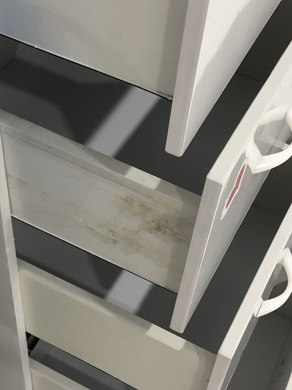 tủ bị ố, giao nhầm tủ, nhắn tin shop k tl, nhựa mỏng, chi tiết bên trong k chắc chắn.