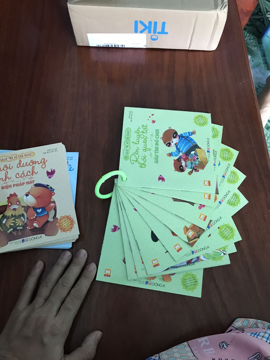 Sách rất đẹp, nội dung phù hợp. Giá cả vừa phải. Đóng gói cẩn thận. Giao hàng nhanh. Rất ưng. Ai có con nhỏ mình nghĩ nên mua thử đọc cùng con. Mình mua luôn bộ. 1 bộ gồm 10 quyển nhỏ.