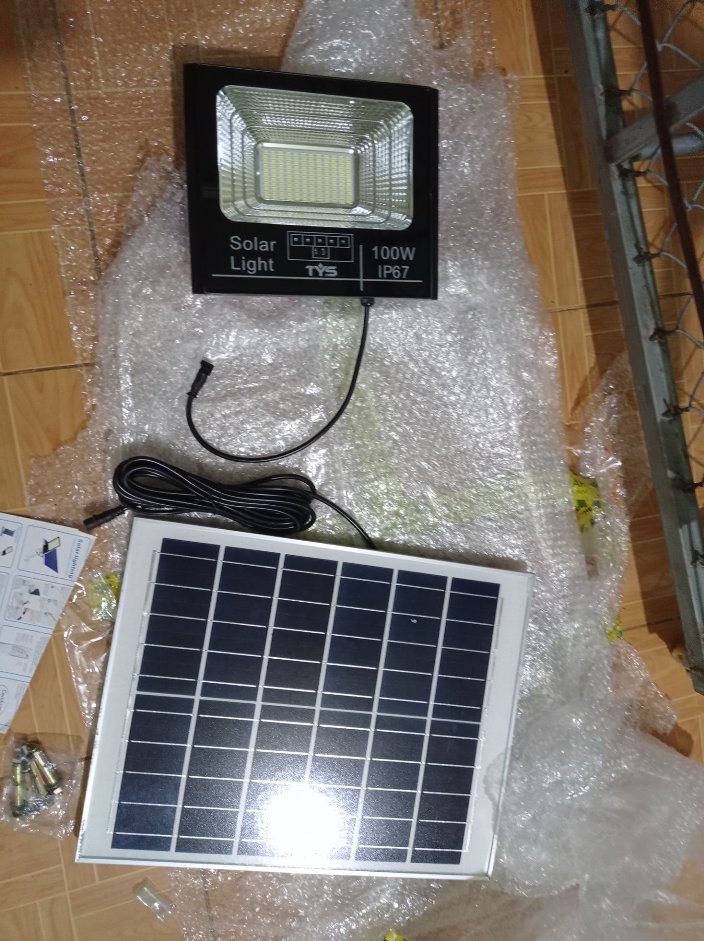 Khâu vận chuyển chưa được tốt, thùng móp hết. sản phẩm dùng rất tốt, sạc đủ điện thắp sáng nguyên đêm.