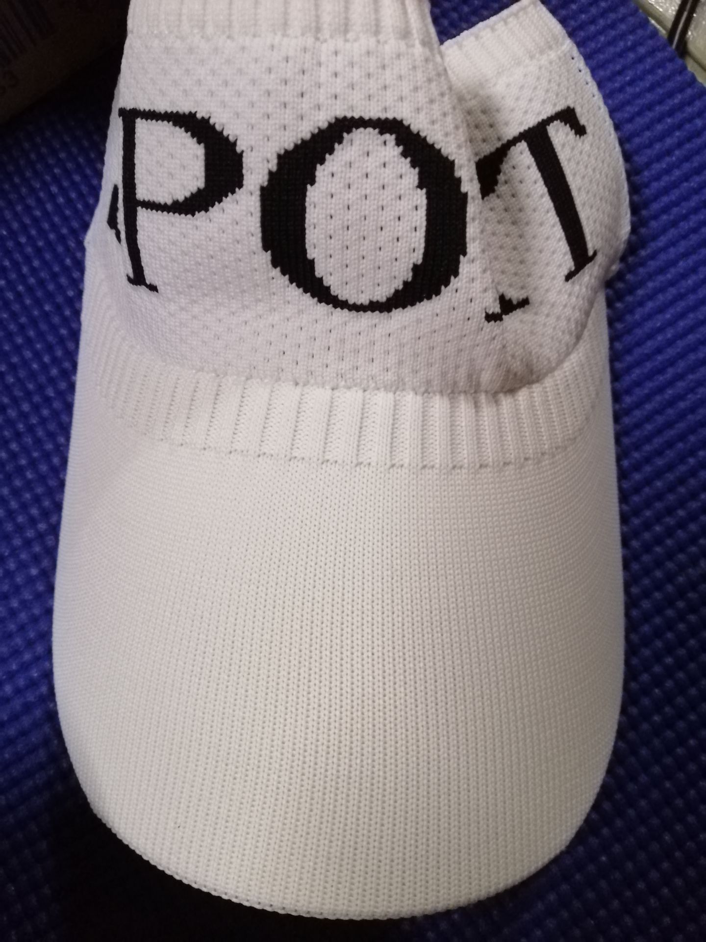 nón đẹp nhưng bên trong bị dơ. mong là giạt ra nón đẹp nhưng bên trong bị dơ. mong là giạt ra