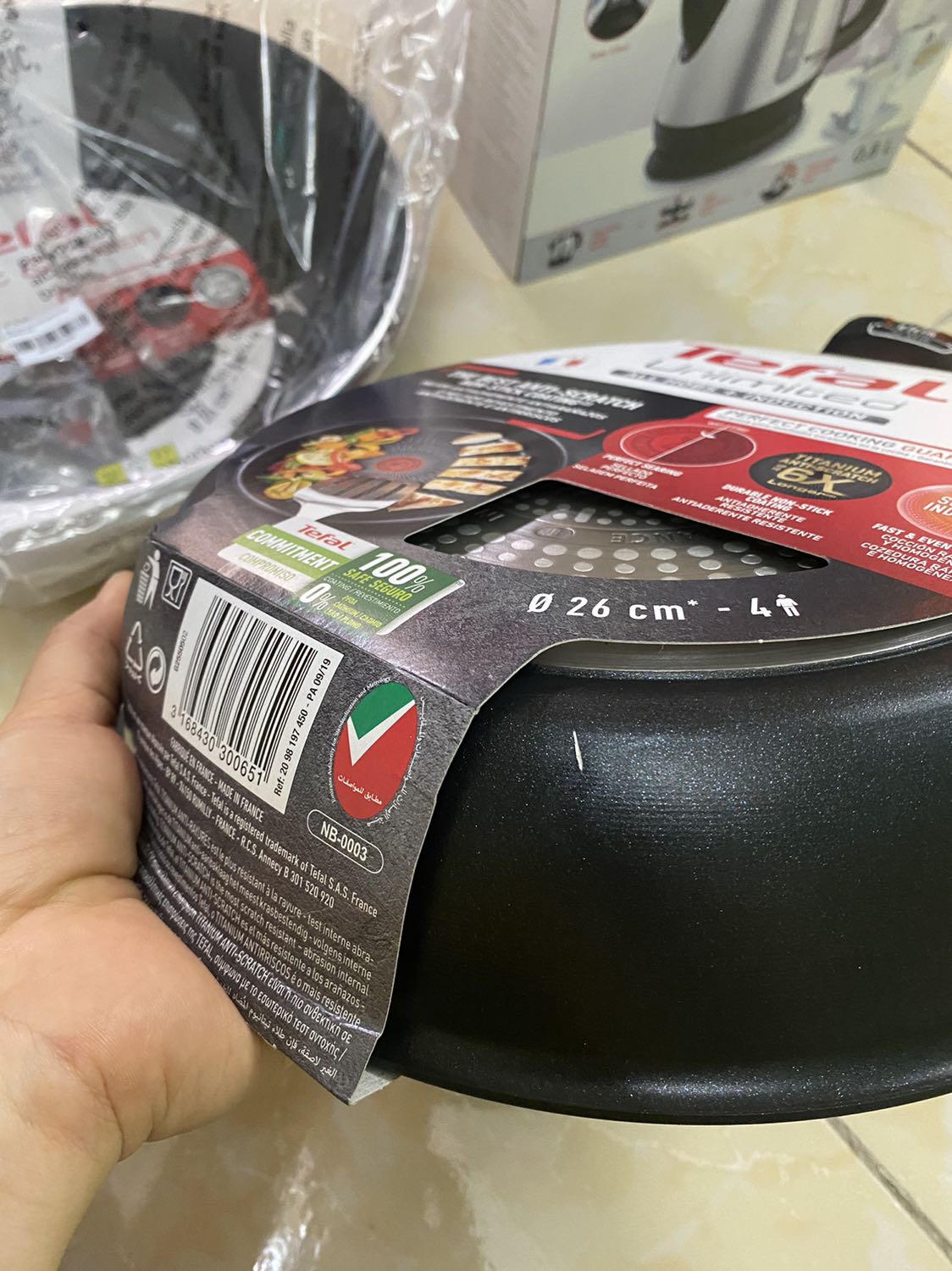 Mua 1 chảo đc 4 món, tổng thanh toán là 1.144k. Nhưng mà chảo bị xước 2 chỗ, chảo nặng 1.3 kg nên chắc cũng hơi nặng, còn chảo đc tặng là dòng rẻ nhất của Tefal sx tại TQ nặng 0.6kg. Nói chung là ok, tốt.