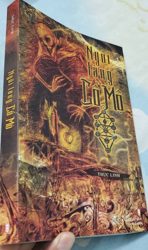 Truyện mang đến cho người đọc cảm giác hấp dẫn ly kỳ, ma mị đến từng chi tiết ! Tác phẩm không chỉ mang đến cho người đọc đi vào thế giới tâm linh, không chỉ đơn thuần đưa đến cho độc giả nỗi sợ hãi mà truyện còn toát lên triết lý nhân văn sâu sắc.Mua lúc giảm giá 40% thật tuyệt.Vote cho tác phẩm và Tiki 5 sao !