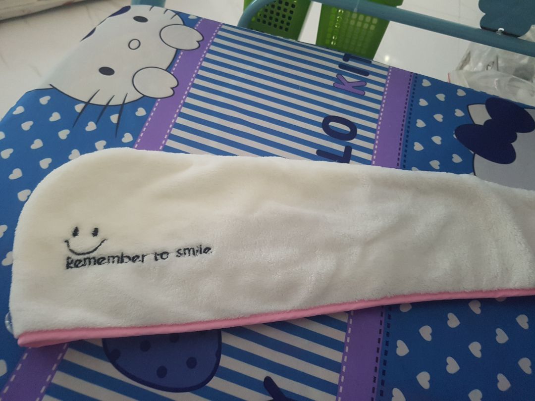 nhận đc sp thấy chữ ko giống trên hình đã đăng là mất cảm tình rồi, ko muốn nhận. nhưng nghĩ sp giá trị ko cao, nên nhận, giặt giũ khô khan rồi sử dụng. thất vọng tràn trề luôn các bạn ạ. trùm lên đầu nó tuột xuống hoài hà, vì chiều rộng của sp kém quá, trùm lên hai bên đc nữa đầu hà, trong khi hình đăng thì trùm đc nữa lỗ tai. vứt sọt rác thôi chứ ko còn công dụng gì khác đc nữa