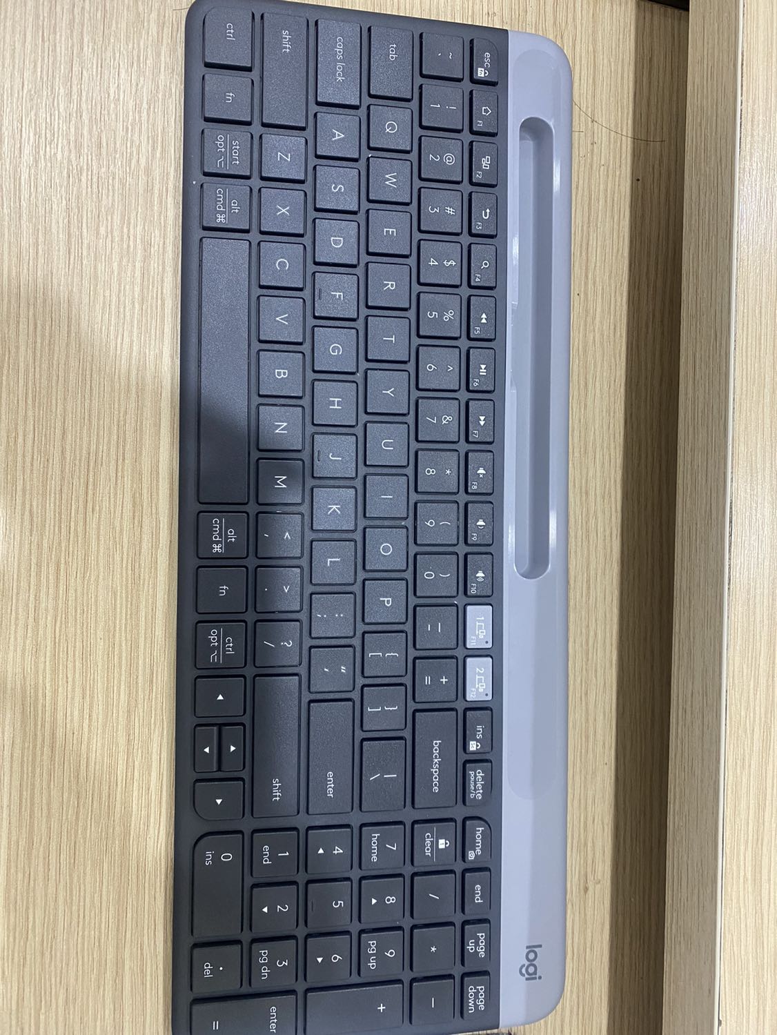 Bàn phím ban đầu bị lỗi không kết nối qua USB receiver. Tiki hỗ trợ đổi mới nhanh chóng.
Bàn phím đổi xài rất ổn. Mỏng nhẹ đẹp. Hai kết nối: qua usb receiver hay bluetooth. Mình dùng bàn phím này cho macbook và máy tính để bàn cơ quan window. Nút chuyển đổi kết nối dùng rất nhanh và trực quan. Bàn phím ban đầu bị lỗi không kết nối qua USB receiver. Tiki hỗ trợ đổi mới nhanh chóng.
Bàn phím đổi xài rất ổn. Mỏng nhẹ đẹp. Hai kết nối: qua usb receiver hay bluetooth. Mình dùng bàn phím này cho macbook và máy tính để bàn cơ quan window. Nút chuyển đổi kết nối dùng rất nhanh và trực quan.