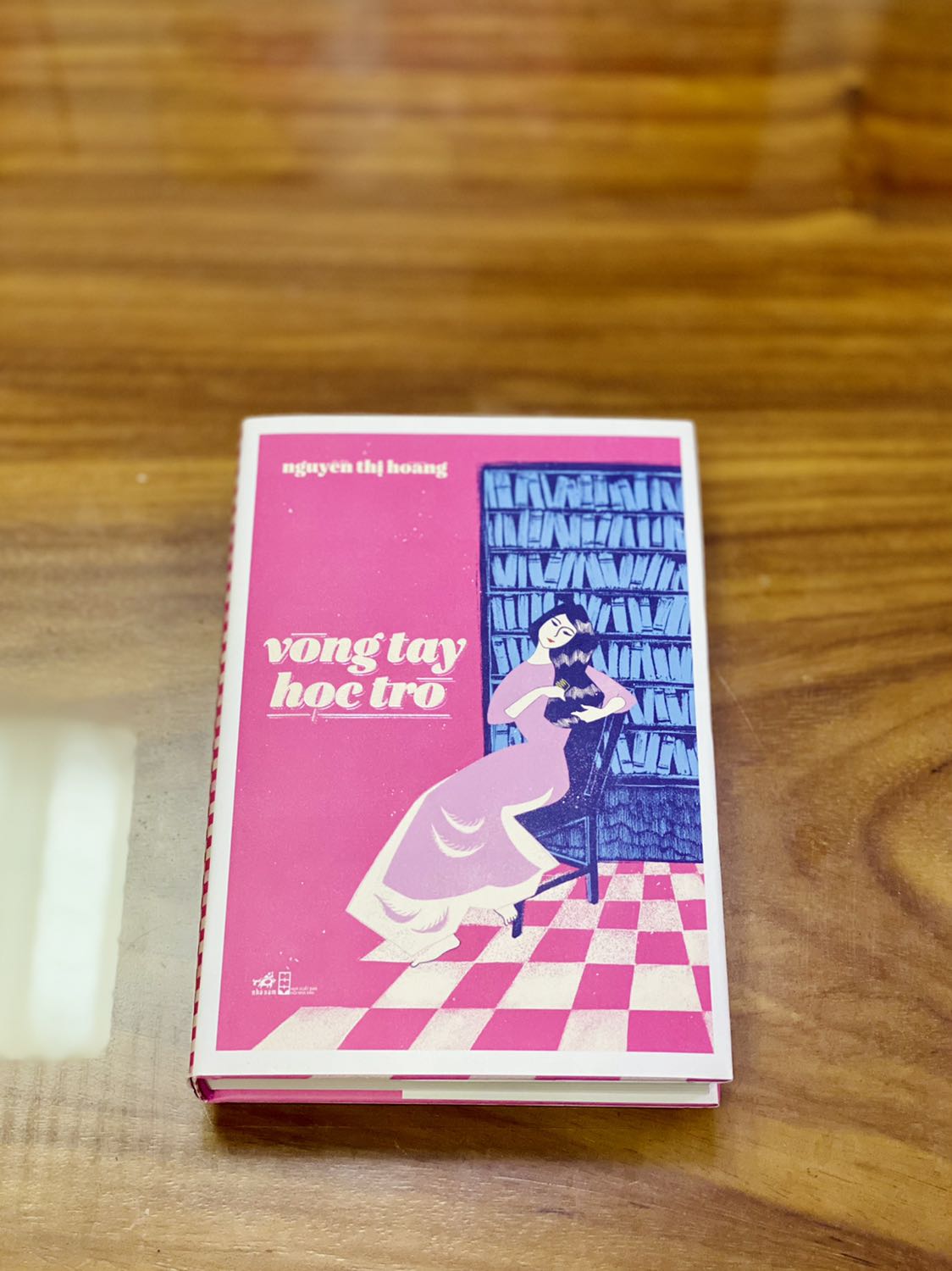 - Tiki giao hàng đúng lịch hẹn. Đơn lần này mình đặt 2 quyển được đóng gói khá cẩn thận, có chèn thêm một ít giấy trên bề mặt sách. 
- Sách bìa cứng, khổ vừa, có áo sách, cầm chắc chắn. Màu sắc và hình ảnh minh họa trên bìa quá xuất sắc, màu hồng chủ đạo vừa nữ tính nhưng cũng có chút hoài cổ. Chất lượng giấy ổn. Điểm trừ duy nhất có lẽ là cách trình bày khá đơn điệu. 
- Với mục đích sưu tầm những quyển sách đẹp thì cá nhân mình đánh giá 5 sao cho sản phẩm này.