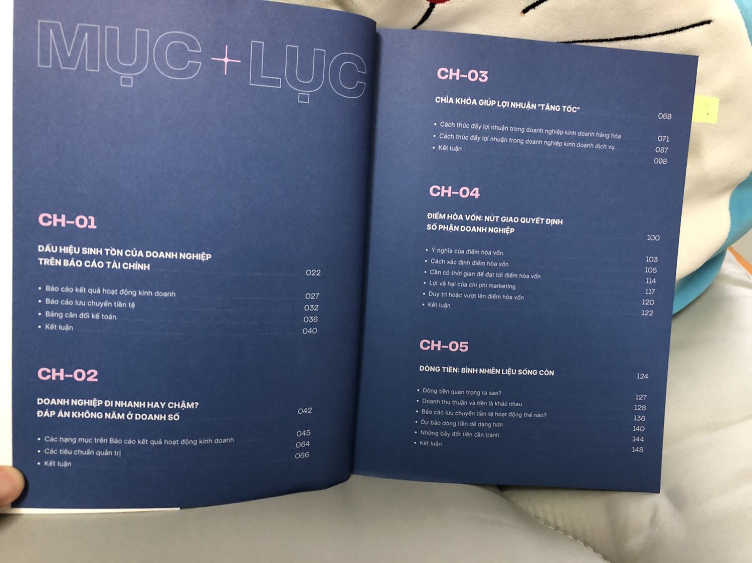 Mình mới đọc được 3 chương. Nhận xét 4 sao cho 3 chương vừa đọc.

1) Viết khá chi tiết và dễ hiểu, dành thời gian đi vào từng hạng quan trong trong báo cáo KQ HĐKD, lưu chuyển tiền tệ, bảng cân đối kế toán.

2) Dễ hiểu ở đây có thể kể là cách tiếp cận các thuật ngữ qua việc dùng một sự vật cụ thể là chiếc đồng hồ nhiên liệu của xe ô tô (hình ảnh chụp đính kèm)

Mình chụp lại mục lục bố cục sách, tra tìm bằng thuật ngữ để mọi người có cái nhìn tổng quan hơn khi quyết định mua nhé.

Recommend cho các bạn muốn học lại các điều cơ bản về tài chính doanh nghiệp.

Thân mến,