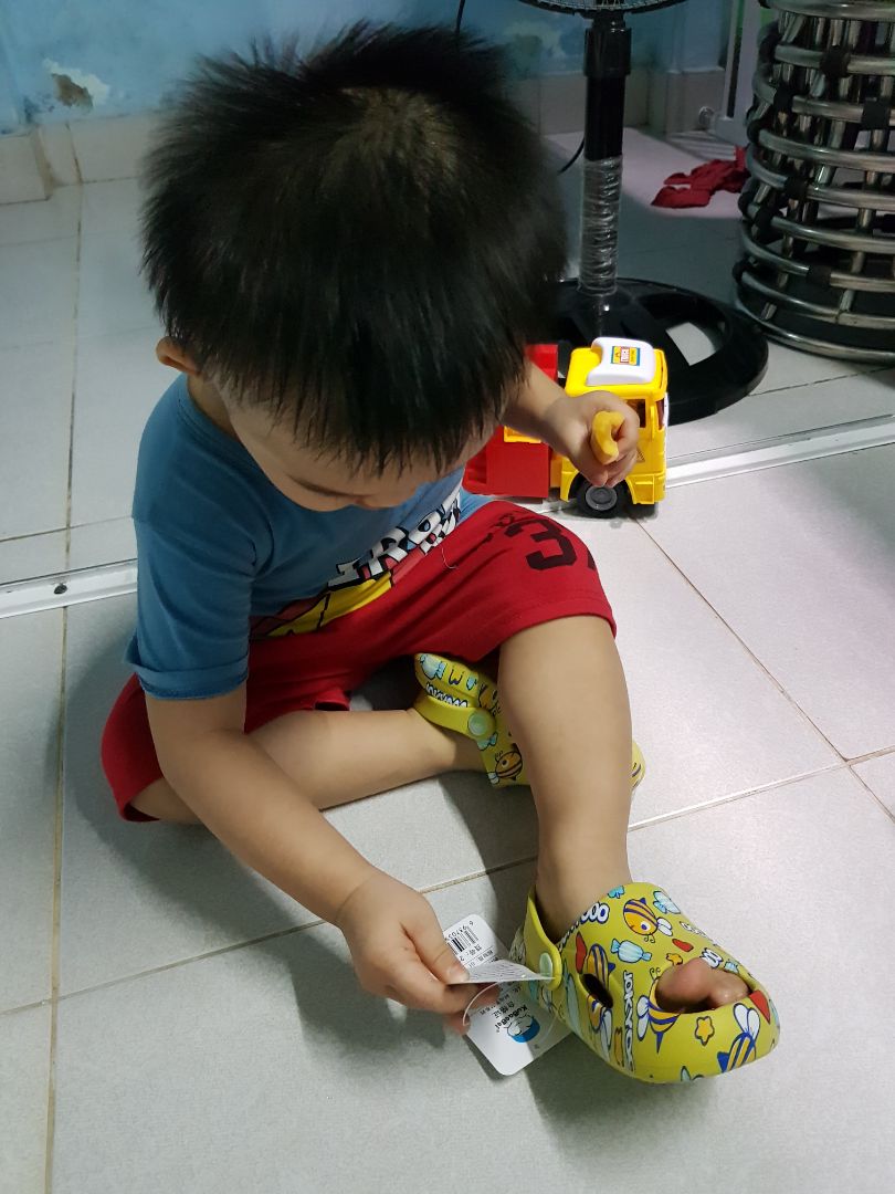 dép nhẹ lắm ạ, tiền nào của đó, mua ở chợ dép cứng lắm, còn đôi này cầm lên ưng ghê nơi, bé nhà mình thik lắm, mang hoài luôn, sẽ ủng hộ shop tiếp