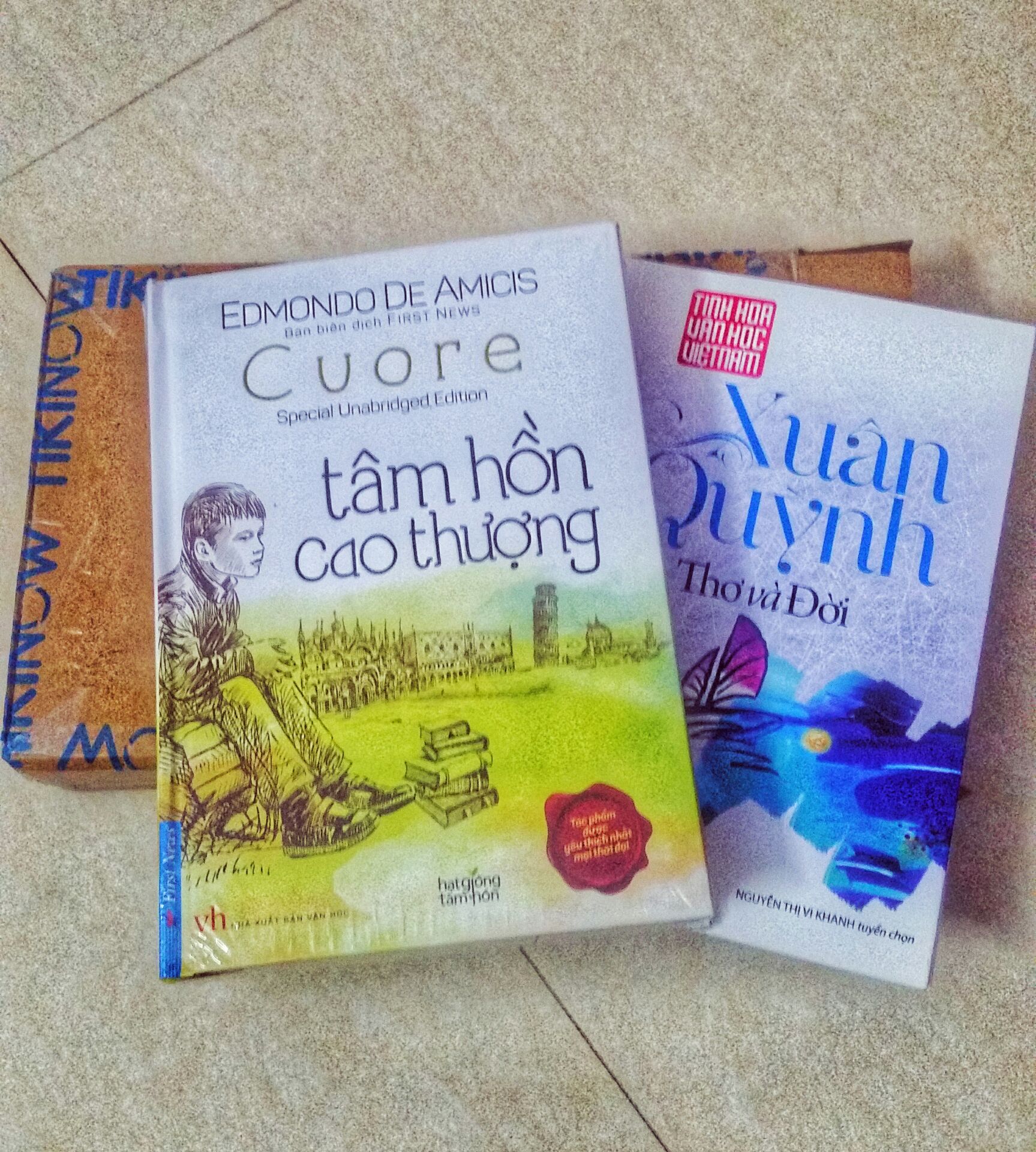 Rất hài lòng. Giao hàng đúng hẹn. Đóng gói cẩn thận. Tiếc 1 chút vì vài trang bị ố màu nhưng nhìn chung rất tốt. 
Nội dung sách cực kỳ hay, ý nghĩa. Mỗi một câu chuyện ngắn gọn nhưng để lại nhiều bài học sâu sắc dễ cảm nhận. Cảm ơn nhiều !