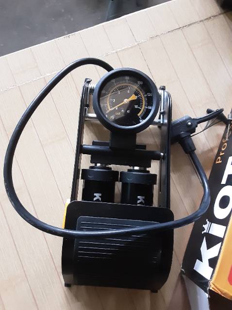 Bơm xe máy cũng ổn ,đẹp ,đồng hồ hình như tăng sắc đẹp thì phải,thấy không liên quan đến tình trạng lúc bơm ...nhưng không ảnh hưởng gì cả .giá cũng hợp lí