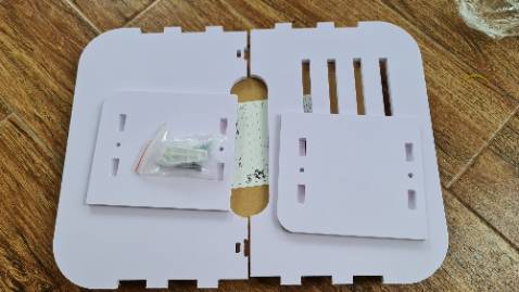 Nên bắt 2 cái bát vào tường chắc hơn 2 cái móc của sản phẩm