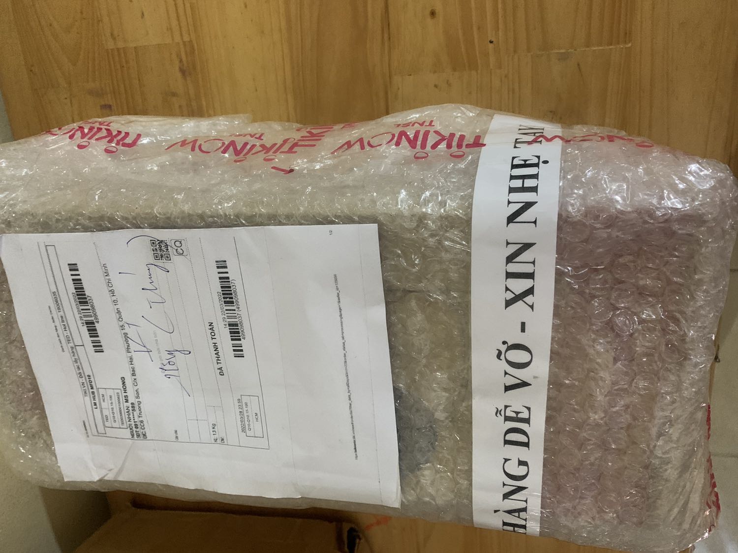 Tôi ặt màu xanh, giao màu đỏ. Cron nhựa miệng phich nuớc lắp không chuẩn (bị hở). Khi rót nuớc sẽ chảy vào giữa ruột và vỏ bình vả đọng lai trong đó. Tôi không đồng ý phích này, yêu cầu giao lại cái khác hoặc hoàn tiền