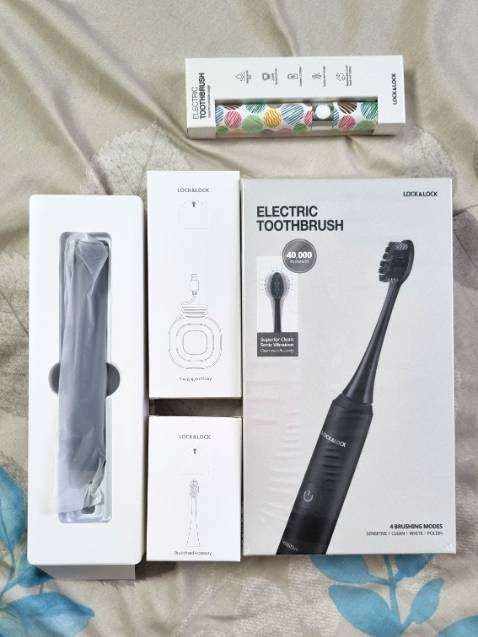 Bàn chải thiết kê kiểu dáng đẹp, màu đen nhám nhìn cao cấp. Thân cầm vừa tay, cảm giác chắc chắn.
Có kèm theo 3 đầu bàn chải trong hộp.
4 chế độ chải răng rất tiện; có chức năng nhắc chuyển vùng đánh răng rất hay.
Giao hàng nhanh.
Điểm trừ lớn là dịch vụ tư vấn của Tiki Trading, tôi nhắn tin hỏi về bảo hành và chờ 2 ngày rồi vẫn không phản hồi.