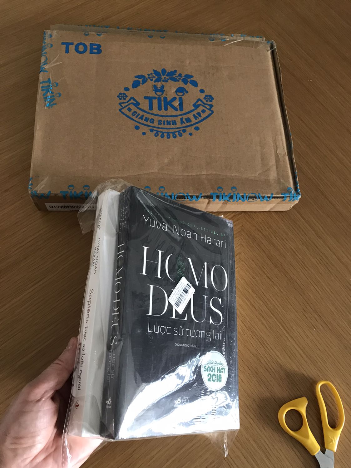 Tiki giao 2 cuốn sách đúng lịch hẹn, nhà cung cấp đóng gói sách cẩn thận, không rõ khâu giữa nhà sách và Tiki giao thế nào mà BookCare bị thiếu và không bọc cho 2 sách lần này? Vì không bọc BookCare, nên đánh giá 4 sao lần này để cải thiện lần sau!