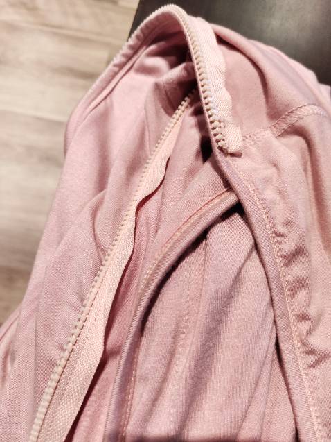 Màu sắc được nhưng nhanh dơ, áo đừng nhét gì vào túi thì còn trông được, nhét nhiều là phình ra nhìn hơi luộm thuộm. Cái được nhất là vải mát, chống nắng khá hiệu quả, thoáng không làm toát mồ hôi. Đang mặc áo Uniqlo form đẹp nhưng vải bí quá,vã mồ hôi ướt lưng. Đành hy sinh cái đẹp để đổi lấy cái thoải mái. Mà giá còn rẻ bằng 25% Uniqlo nữa,đáng mua.