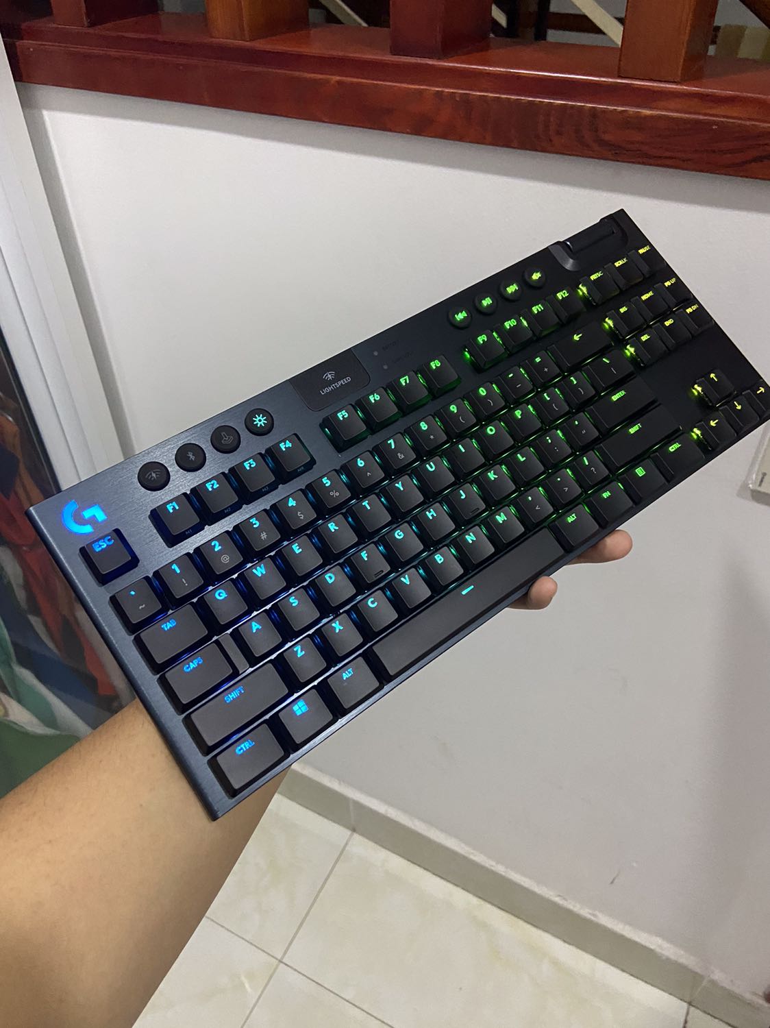 bàn phím sử dụng rất tốt, giá tuy cao nhưng chất lượng hơn rất nhiều, xứng đáng với số tiền bỏ ra, tiki lại giao hàng rất nhanh