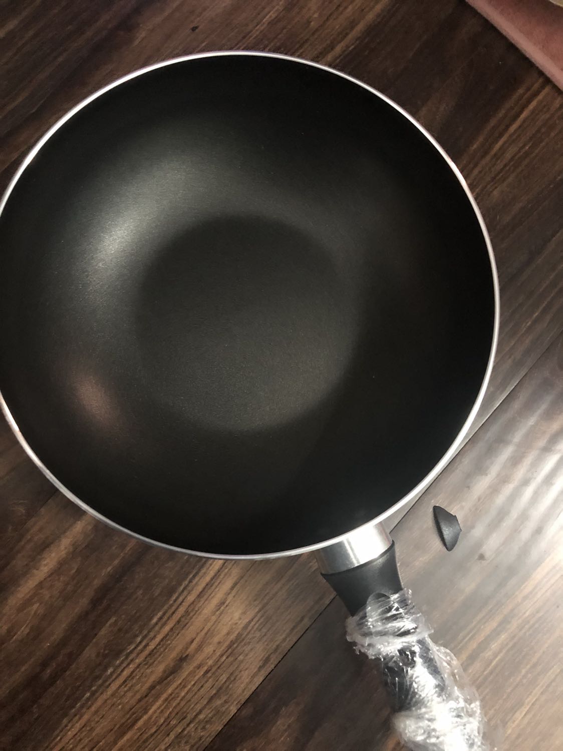 Chảo dùng tốt, mới coong, size vừa vặn. Tuy nhiên shop đóng gói ko cẩn thận nên trong quá trình vận chuyển phần cán cháo bị nứt như hình.