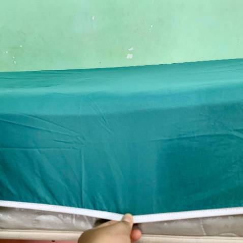 Đóng gói trong túi zip, có vẻ sạch sẽ. Chất vải tương đối mềm mịn. Nhưng tôi đặt cho nệm 20cm mà giao loại cho 15cm nên không phủ hết được. Tôi phải dùng một tấm khác phủ lên. Vỏ gối ôm tặng kèm hơi nhỏ nên tròng vào rất khó khăn.