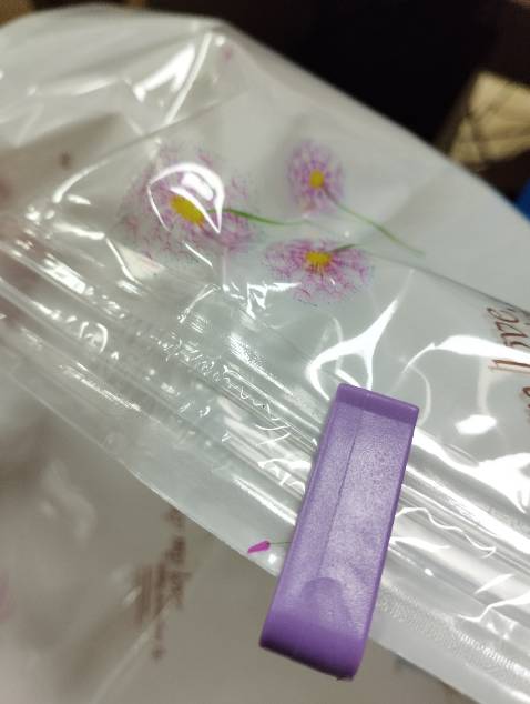 Giao hàng nhanh, họa tiết đẹp, chỗ thoát khí và miệng túi chặt chẽ, chưa sử dụng nên không đánh giá chất luợng và hiệu quả sử dụng, tuy nhiên điểm trừ khi mở gói hàng, sau khi bóc lớp Nilon bên ngoài, miệng túi đựng bơm và đồ bên trong đã bị rách sẵn 1 đường nhỏ và được quấn băng dính lại.