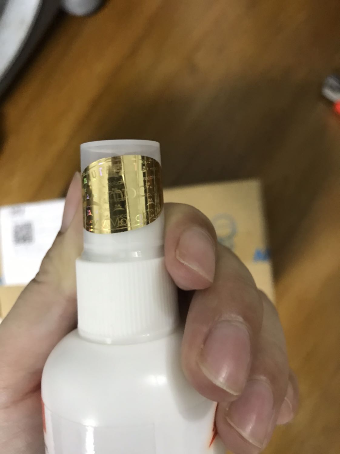 Shop giao hàng nhanh, xịt diệt khuẩn không quá nồng mùi cồn, tia đều, không bị rắc, màu sắc và chữ in trên hộp sắc nét, hạn sử dụng dài. Hi vọng đây là sản phẩm hữu dụng trong mùa dịch covid. Có một điểm shop nên rút kinh nghiệm là chai xịt thì nhỏ nhưng bọc trong hộp quá to.