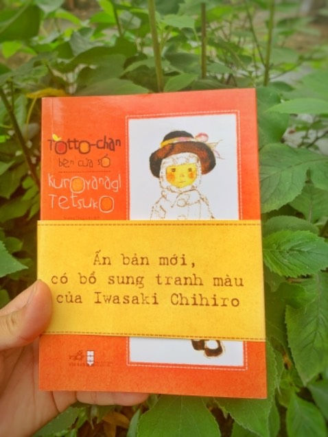 Sách còn mới nguyên, tuy rằng mình không thích tiki đóng gói không bọc gì thêm nhưng hiện mình chưa nhận dính cuốn nào bị hỏng. 
Totto-Chan bên cửa sổ - Kuroyanagy Tetsuko
Mở đầu tháng 04 bằng một câu chuyện hết sức dễ thương đánh tan mọi nghi ngờ của mình về tác giả Nhật văn phong Nhật không hay như lần đầu tiên mình đọc trước đó. Thực sự mình recomment cho các cô, thầy giáo, các mẹ có con nhỏ đọc cuốn này. Sách được xuất bản từ năm 1981 tức là cách đây hơn 40 năm rồi, đọc xong mình mới biết thực sự không chỉ về kinh tế mà cả về giáo dục Nhật Bản đã đi trước nước mình từ rất lâu.
Câu truyện là tự truyện của chính tác giả kể lại thời còn đi học tiểu học ở ngôi trường Tomoe xinh đẹp và đặc biệt, nơi có người thầy hiệu trưởng đáng kính Kobayashi Sosaku và các bạn của mình. Câu chuyện tái hiện lại sự ngây thơ và trong trẻo về tuổi thơ về sự hiếu động, nghịch ngợm, tò mò mọi thứ về thế giới xung quanh như chính chúng ta thời con trẻ, đôi khi còn bị mang cái mác “đứa trẻ hư”. Câu chuyện dạy cho ta về sự thấu hiểu, sẻ chia và hiểu hơn về suy nghĩ của trẻ nhỏ về tình bạn, tình thầy trò, tình yêu, ước mơ và hoài bão thông qua TottoChan và quan trọng nhất là thông điệp về giáo dục mà thầy hiệu trưởng Kobayashi Sosaku đã nói “Hãy để các em phát triển tự nhiên. Đừng cản trở sự khát vọng của các em nhỏ. Ước mơ của các em lớn hơn mơ ước của các thầy cô nữa đấy”. Thông điệp như nói để các em phát triển tự nhiên, cứ để các em tò mò về thế giới và chỉ dạy các em những điều đúng đắn nhất sẽ giúp các em lớn lên trưởng thành trở thành người tốt và có ích cho xã hội.
P/s: Tranh vẽ minh hoạ của tác giả Iwasaki Chihiro rất đẹp. Sách còn mới nguyên, tuy rằng mình không thích tiki đóng gói không bọc gì thêm nhưng hiện mình chưa nhận dính cuốn nào bị hỏng. 
Totto-Chan bên cửa sổ - Kuroyanagy Tetsuko
Mở đầu tháng 04 bằng một câu chuyện hết sức dễ thương đánh tan mọi nghi ngờ của mình về tác giả Nhật văn phong Nhật không hay như lần đầu tiên mình đọc trước đó. Thực sự mình recomment cho các cô, thầy giáo, các mẹ có con nhỏ đọc cuốn này. Sách được xuất bản từ năm 1981 tức là cách đây hơn 40 năm rồi, đọc xong mình mới biết thực sự không chỉ về kinh tế mà cả về giáo dục Nhật Bản đã đi trước nước mình từ rất lâu.
Câu truyện là tự truyện của chính tác giả kể lại thời còn đi học tiểu học ở ngôi trường Tomoe xinh đẹp và đặc biệt, nơi có người thầy hiệu trưởng đáng kính Kobayashi Sosaku và các bạn của mình. Câu chuyện tái hiện lại sự ngây thơ và trong trẻo về tuổi thơ về sự hiếu động, nghịch ngợm, tò mò mọi thứ về thế giới xung quanh như chính chúng ta thời con trẻ, đôi khi còn bị mang cái mác “đứa trẻ hư”. Câu chuyện dạy cho ta về sự thấu hiểu, sẻ chia và hiểu hơn về suy nghĩ của trẻ nhỏ về tình bạn, tình thầy trò, tình yêu, ước mơ và hoài bão thông qua TottoChan và quan trọng nhất là thông điệp về giáo dục mà thầy hiệu trưởng Kobayashi Sosaku đã nói “Hãy để các em phát triển tự nhiên. Đừng cản trở sự khát vọng của các em nhỏ. Ước mơ của các em lớn hơn mơ ước của các thầy cô nữa đấy”. Thông điệp như nói để các em phát triển tự nhiên, cứ để các em tò mò về thế giới và chỉ dạy các em những điều đúng đắn nhất sẽ giúp các em lớn lên trưởng thành trở thành người tốt và có ích cho xã hội.
P/s: Tranh vẽ minh hoạ của tác giả Iwasaki Chihiro rất đẹp.