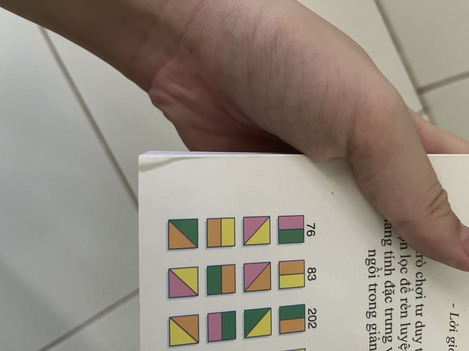 Sách mới khoảng 95% vì chữ tiêu đề sách bị bong tróc chút xíu và góc sách bị nhăn. Giao hàng nhanh (1 ngày đã nhận được) tuy nhiên gói hàng chỉ có mỗi cái hộp carton và sách không được gói bọc chống sốc hay gì cả. Nhưng vì giá rẻ nên vẫn cho 5 sao. Mong Tiki kiểm tra lại khâu đóng gói và kiểm tra lại chất lượng/ngoại hình sản phẩm trước khi giao.