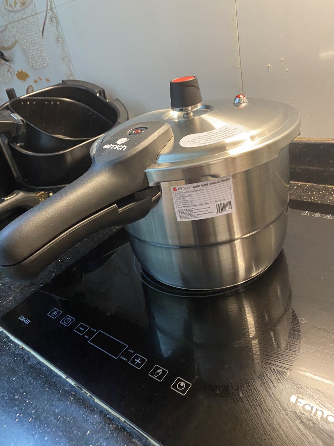 Nồi dày dặn, chắc chắn. Thương hiệu Elmich thì nổi tiếng rồi nên miễn bàn về chất lượng! Nhìn inox sáng, xịn xò.
Trước khi mua cũng có nghiên cứu size phù hợp, size 5.5l này thật ra so với gia đình ít người thì cũng hơi rộng (tầm 4l hợp hơn), nhưng nghĩ sâu xa thỉnh thoảng có hầm cả con gà thì chắc phải cỡ size này mới vừa được! Nồi áp suất nên cũng không nên để đầy quá, do vậy cứ mua cái rộng rãi chút! Hơi tốn diện tích để hơn xíu 😂