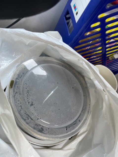 đây là hộp canh bị đổ sau khi tới chỗ làm mình đã kiểm tra nắp đậy đã kín không có chỗ nào hở nhưng nước canh chảy ra ở đường nắp đậy rồi chảy xuống tới ngăn chứa nc để hâm ????